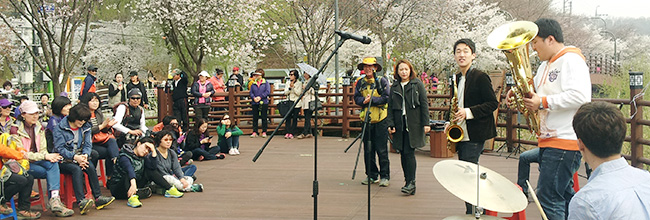 거리로 나온 예술 공연 모습