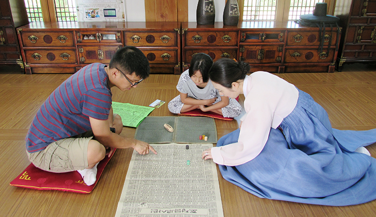 세시풍속 추석맞이 전통놀이하는 모습