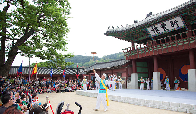 화성행궁 신풍루 앞에서 무동놀이 하는 모습