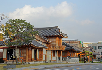 Hwaseo Sarangchae Library