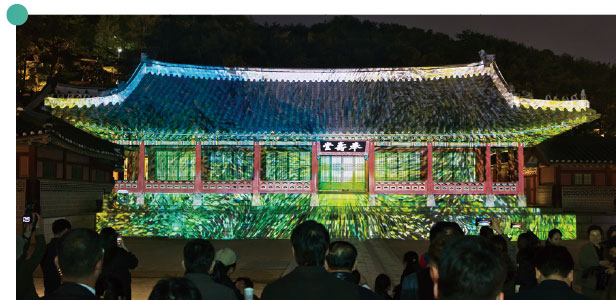 플러그 인터뷰 달빛이 스며드는 고궁의 밤