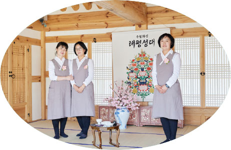 플러그 인터뷰 달빛이 스며드는 고궁의 밤