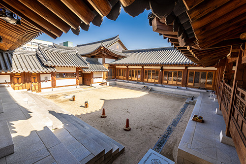 예식공간 바깥 – 수원전통문화관 잔디마당 전경2