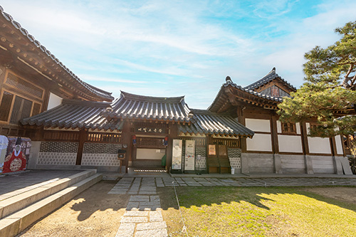 예식공간 바깥 – 수원전통문화관 잔디마당 전경1