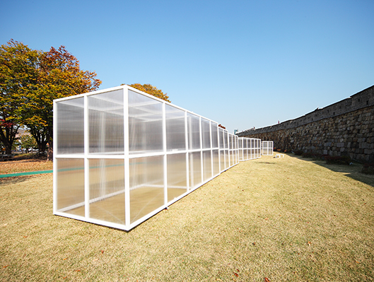 2016 수원유람 스토리텔링 이동식 전시 돌의 생활 관련 조형물 사진입니다.