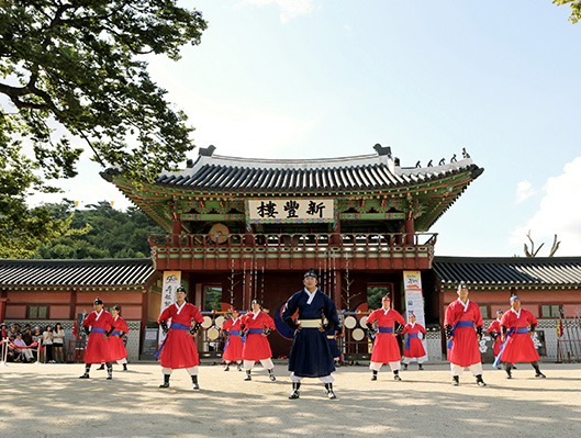 화성행궁 신풍루 앞에서 진행하는 무예24기 시범공연 모습입니다.