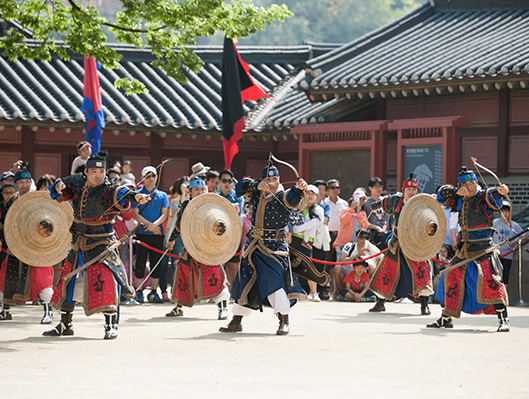 화성행궁 신풍루 앞에서 진행하는 무예24기 시범공연 모습입니다.