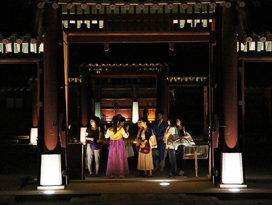 화성행궁 안에서 설명을 듣는 참가자들