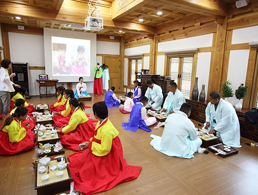 외국인이수원전통문화관 예절교육 프로그램 중 다례체험 하는 모습 