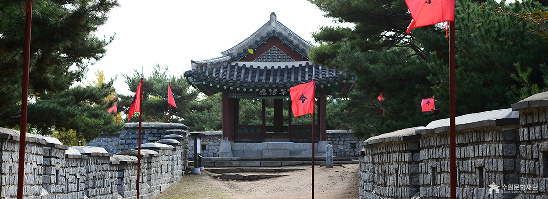 수원화성 서남각루입니다. 자세한 설명은 아래와 같습니다. (선택된 큰 사진)