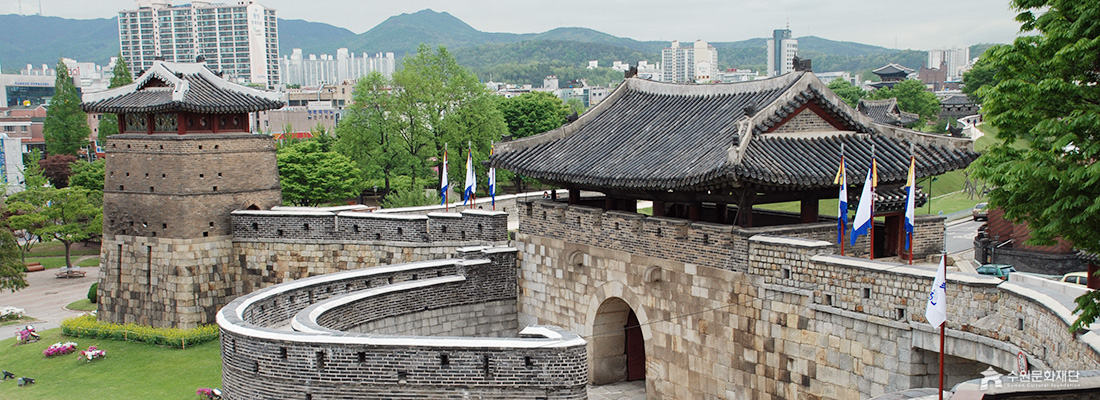 수원화성 화서문입니다. 자세한 설명은 아래와 같습니다. (선택된 큰 사진)