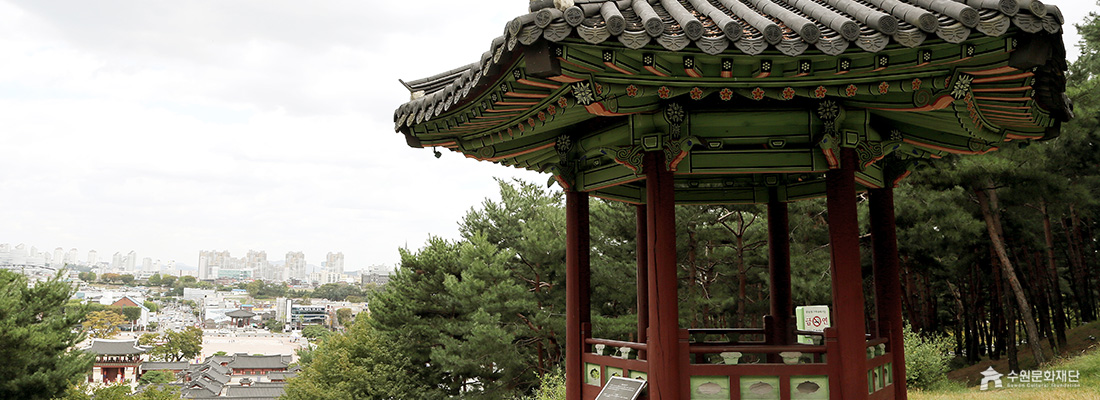미로한정 정자에서 내려다본 화성행궁과 도시의 전경. (선택된 큰 사진)
