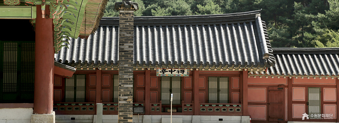 숲을 배경으로 서 있는 득중정(得中亭) 건물의 모습. (선택된 큰 사진)