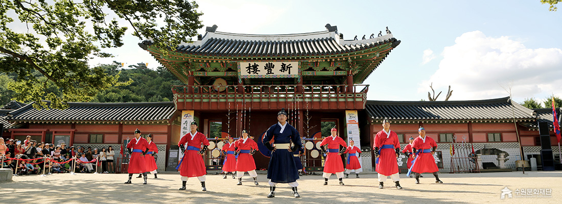 수원시립공연단 소속 무예24기 시범단원들이 화성행궁 신풍루 앞에서 도열해 있는 모습입니다. (선택된 큰 사진)