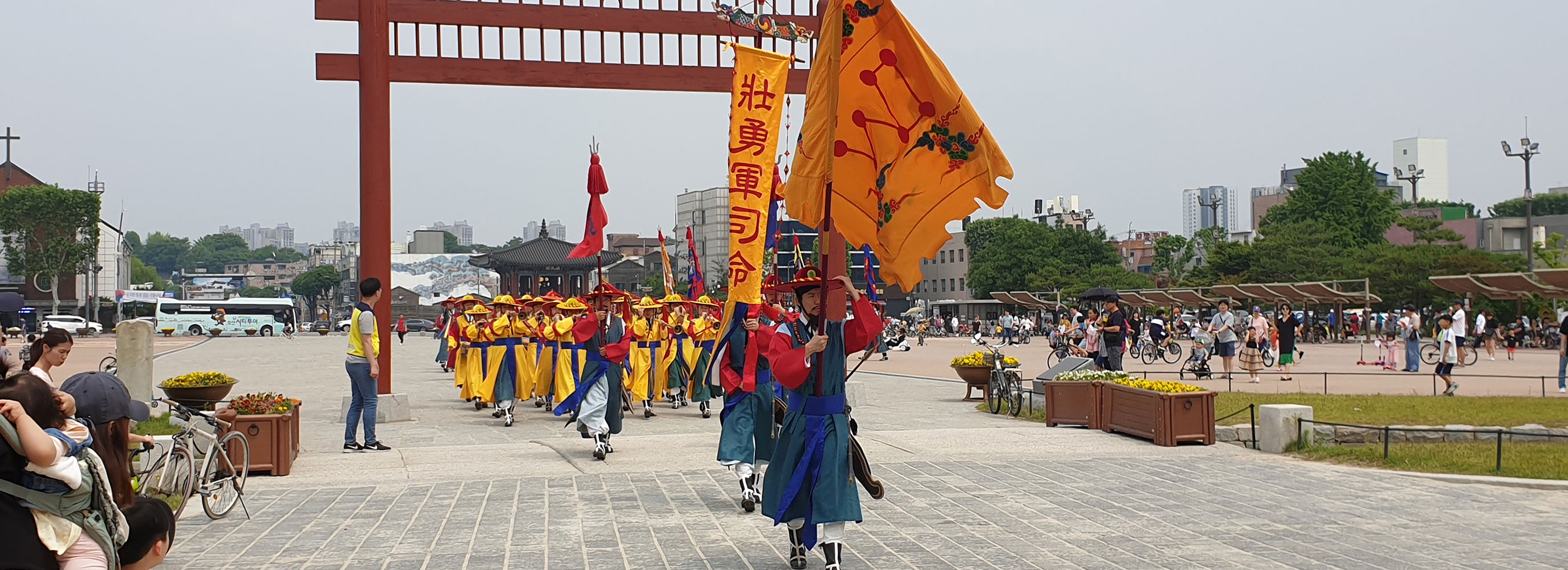 장용영 수위의식에서 큰 깃발을 들고 있는 군사의 모습. (선택된 큰 사진)