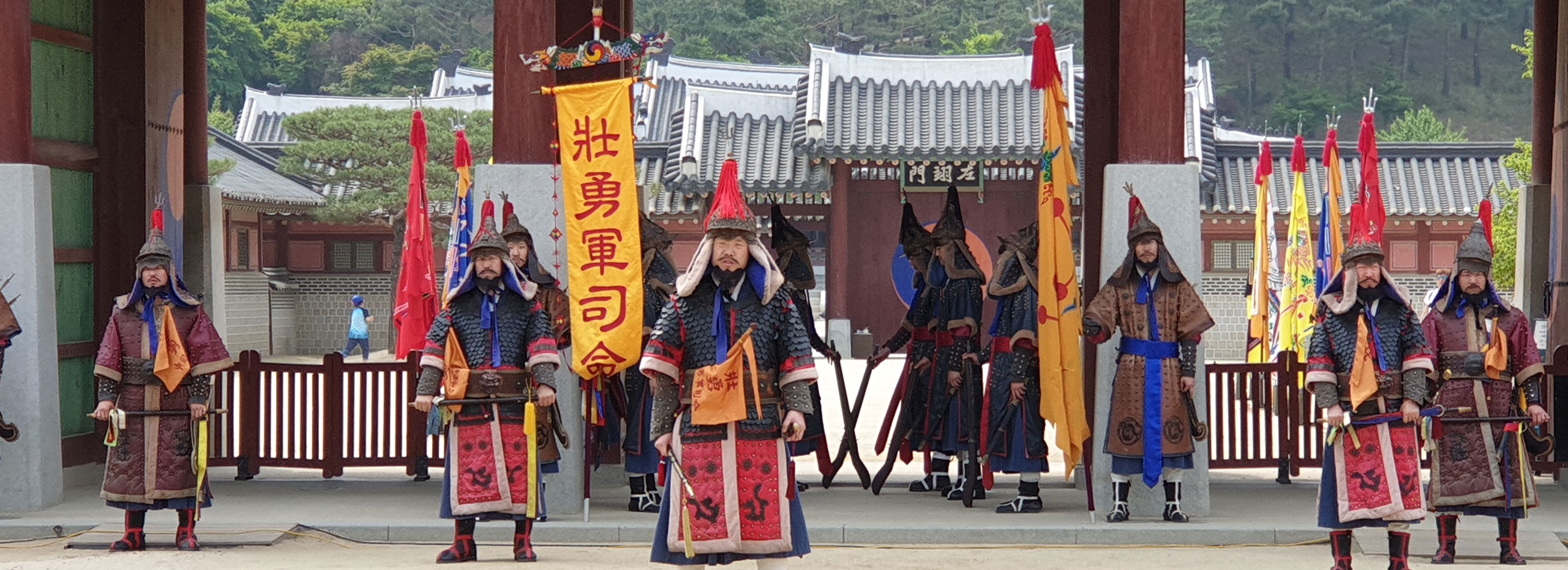 화려한 복장을 갖춰 입고 행진하는 장용영 군사들. (선택된 큰 사진)
