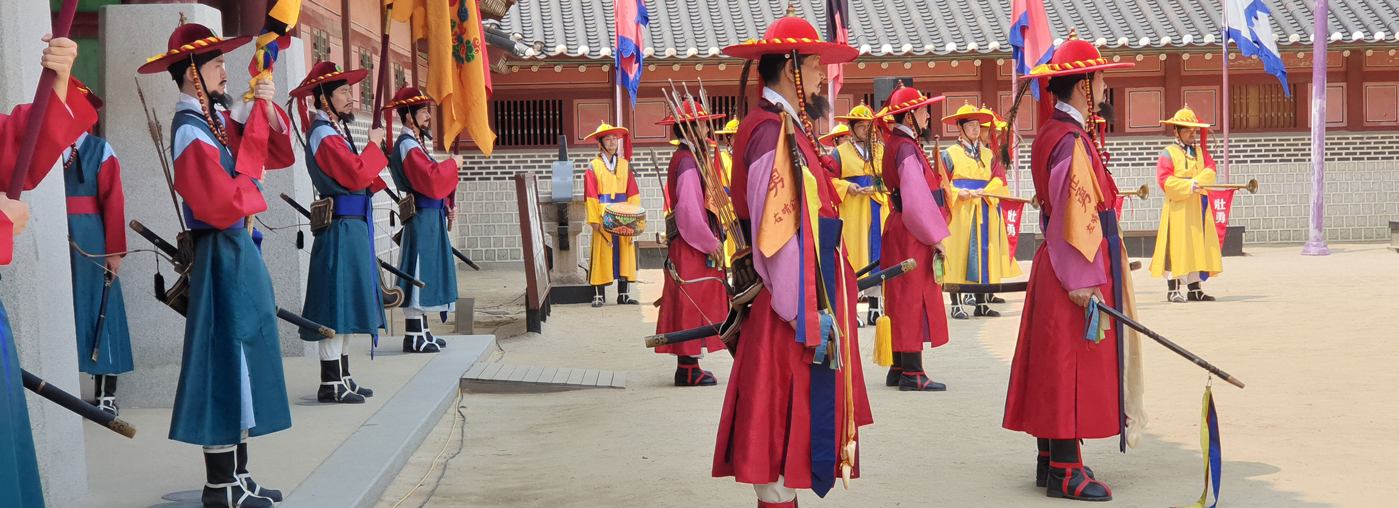 각기 다른 색의 군복을 입고 서 있는 장용영 군사들의 옆모습. (선택된 큰 사진)