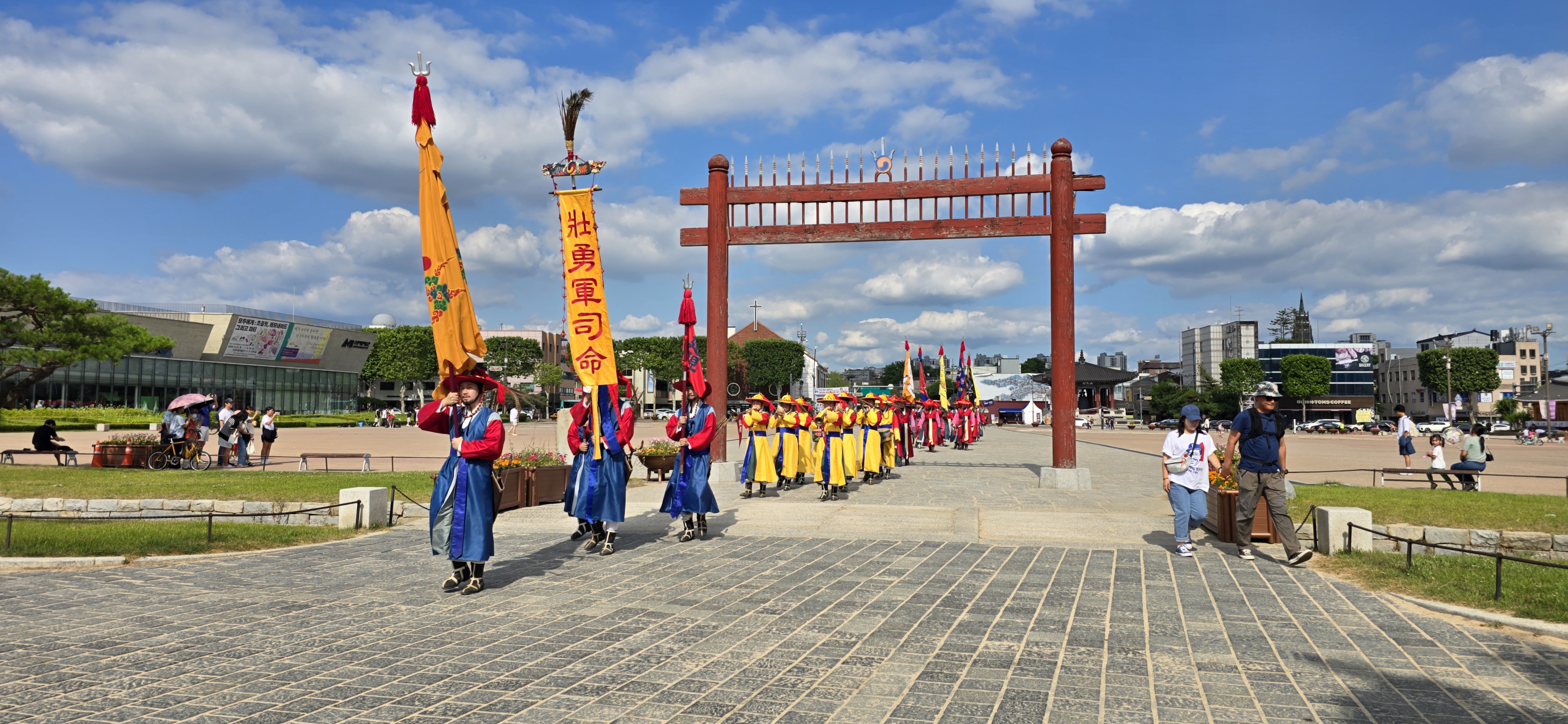 1 (선택된 큰 사진)