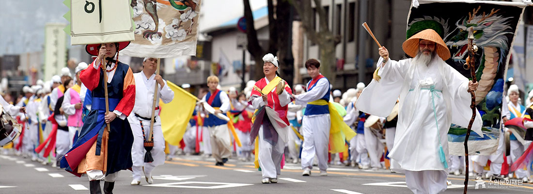 2019 정조대왕 능행차 대동놀이 퍼레이드 모습입니다.