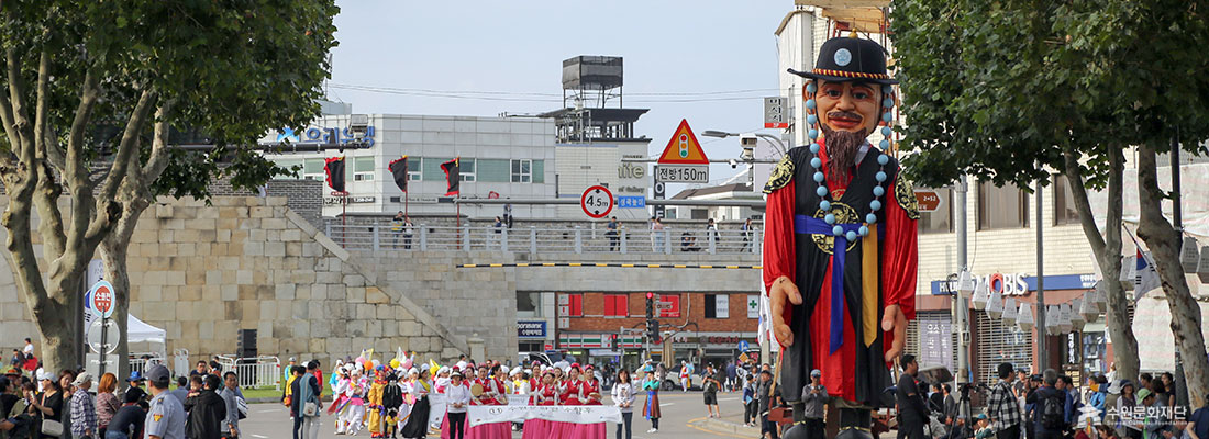 2019 정조대왕 능행차 대형 왕 인형이 지나가는 퍼레이드모습입니다.