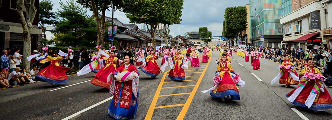 2026 정조대왕 능행차 퍼레이드 모습입니다.
