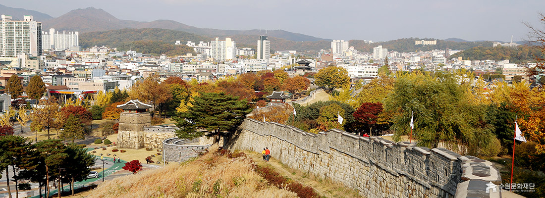 수원화성 서북각루에서 바라본 수원화성 성곽 모습입니다.